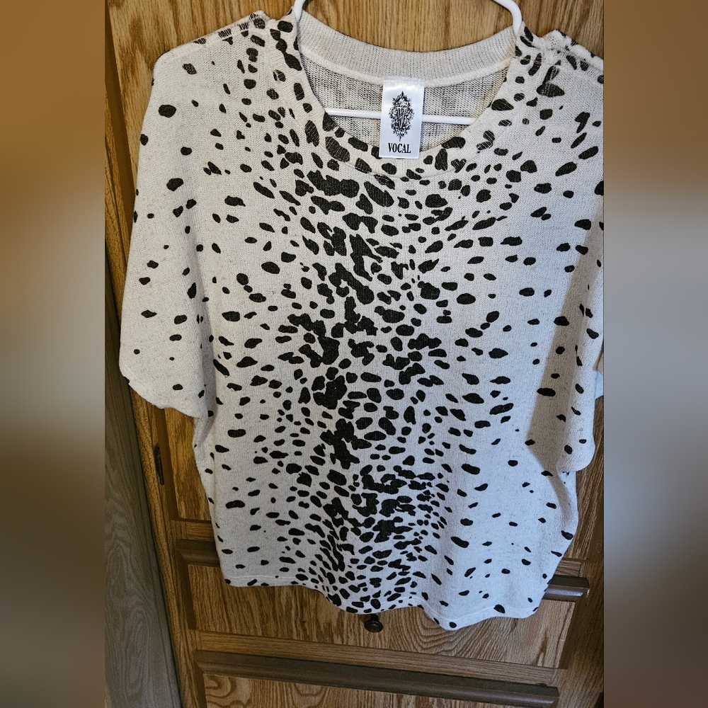 Vocal Women's Black and White Patterned Top